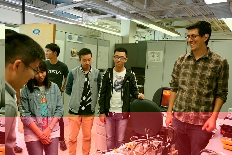 Marc Pulupa研究員在其操作室對搭建的儀器進行介紹.jpg Marc Pulupa研究員在其操作室對搭建的儀器進行介紹.jpg