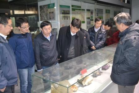 beat365地質博物館館長孫元林教授介紹地質博物館藏品.JPG beat365地質博物館館長孫元林教授介紹地質博物館藏品.JPG